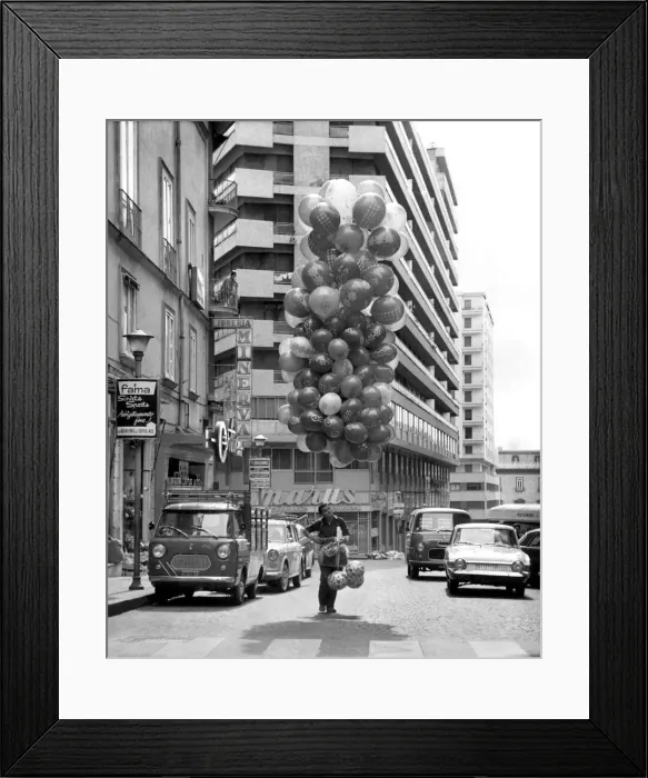 Framed Print : A balloon seller on the streets of Naples, Italy. Circa 1965 P004786 Framed Print : A balloon seller on the streets of Naples, Italy. Circa 1965 P004786