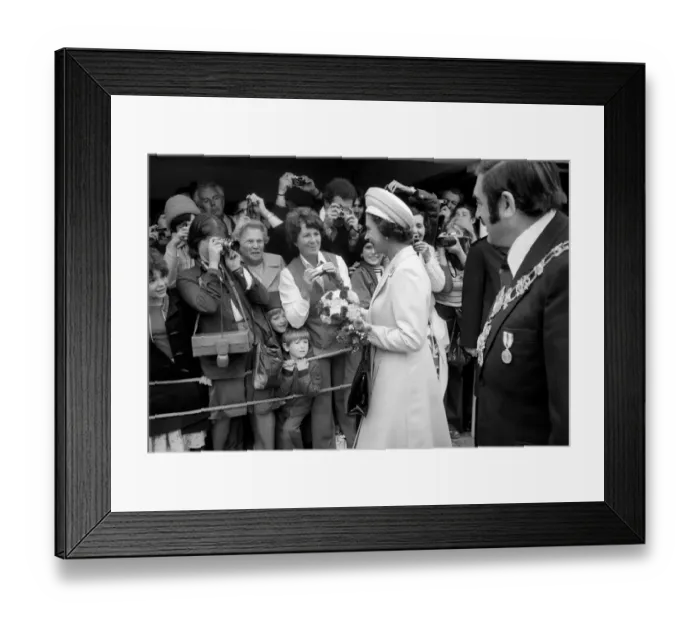 Framed Print : The Queens Jubilee River Trip. Her Majesty Queen Elizabeth II after landing at St