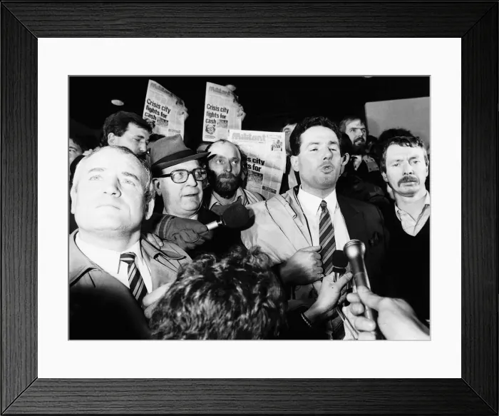 Framed Print : Former Labour deputy Liverpool Councillor Derek Hatton at a council meeting Framed Print : Former Labour deputy Liverpool Councillor Derek Hatton at a council meeting