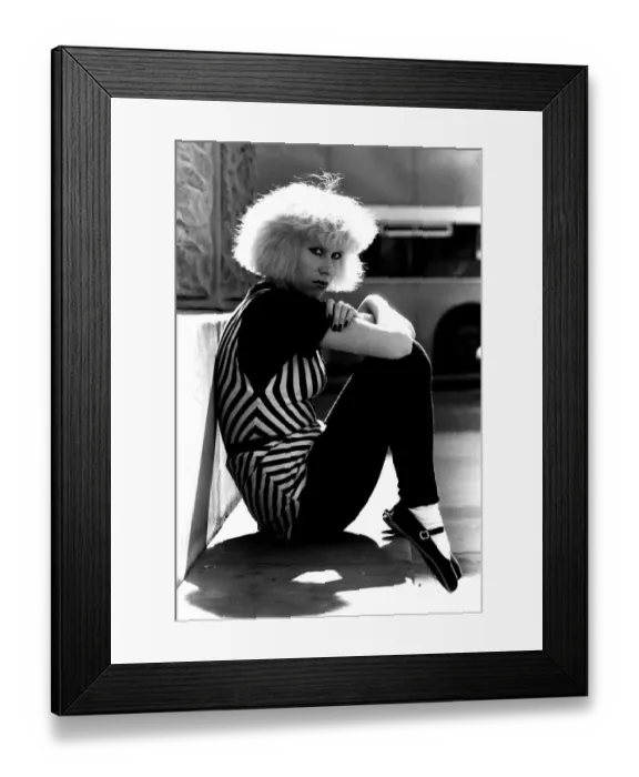 Framed Print : Pop diva Hazel O Connor relaxes on the George Stephenson monument