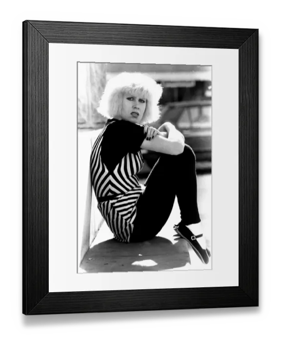 Framed Print : Pop diva Hazel O Connor relaxes on the George Stephenson monument