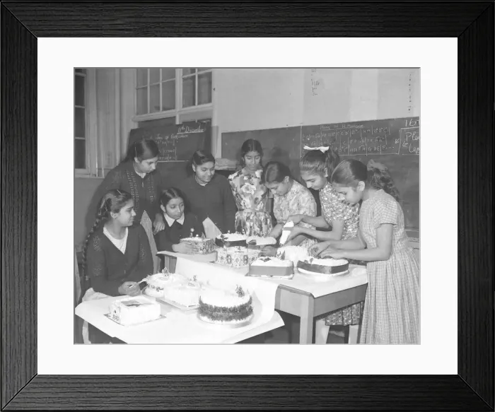 Framed Print : Third and fourth-year Asian girls, pupils of Broad Heath Secondary Girls School Framed Print : Third and fourth-year Asian girls, pupils of Broad Heath Secondary Girls School