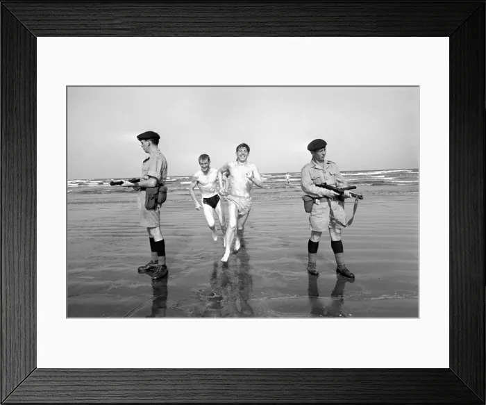 Framed Print : British Army in Aden: Men of the Somerset and Cornwall Light Infantry on the beach with