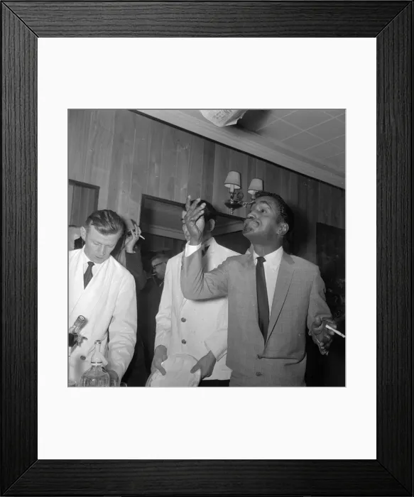 Framed Print : Sammy Davis Jnr at the Mayfair Hotel throws a paper in the air after reading