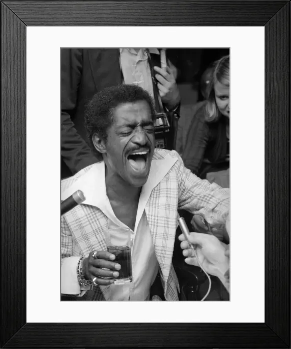 Framed Print : Sammy Davis Jnr at a press conference at Grosvener House, London