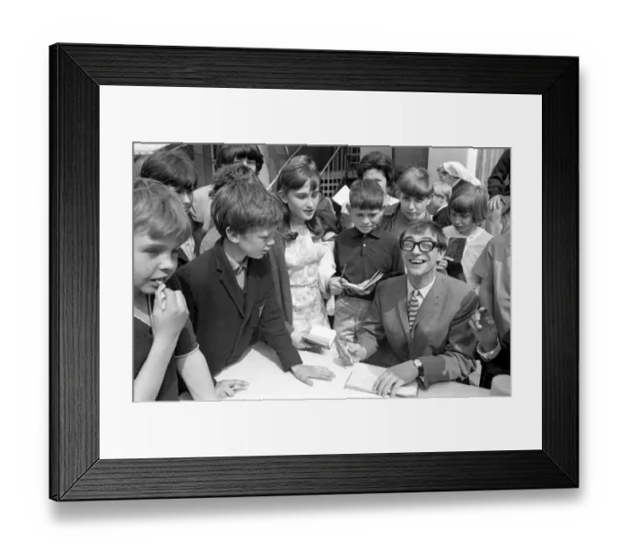 Framed Print : Roy Hudd, comedian, signs autograph books for children at the Castel Froma fete