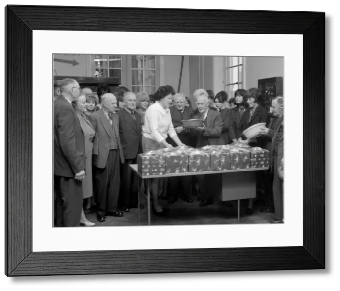 Framed Print : Coventry telephonists presenting Christmas parcels to residents of Bond Framed Print : Coventry telephonists presenting Christmas parcels to residents of Bond