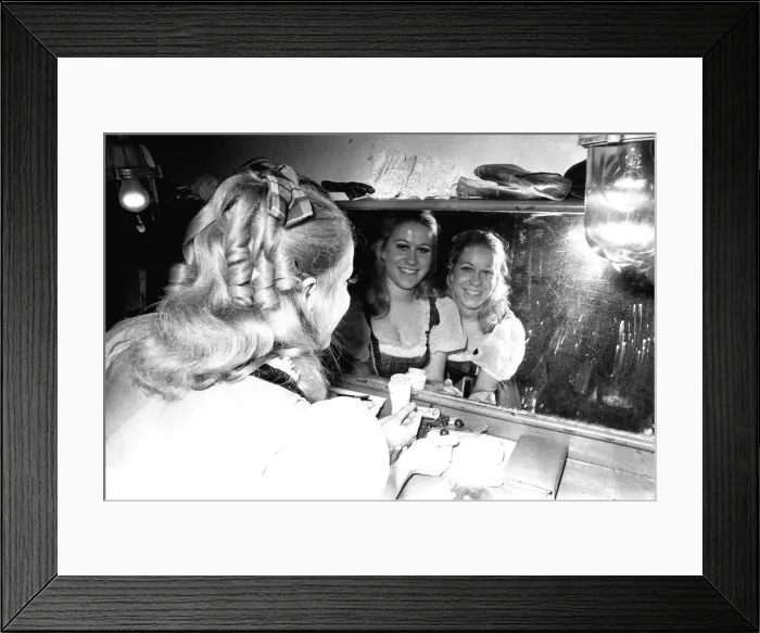 Framed Print : Twins Jenni and Jaqui Chitty, appear in the pantomime The World of Jamie at Newcastle