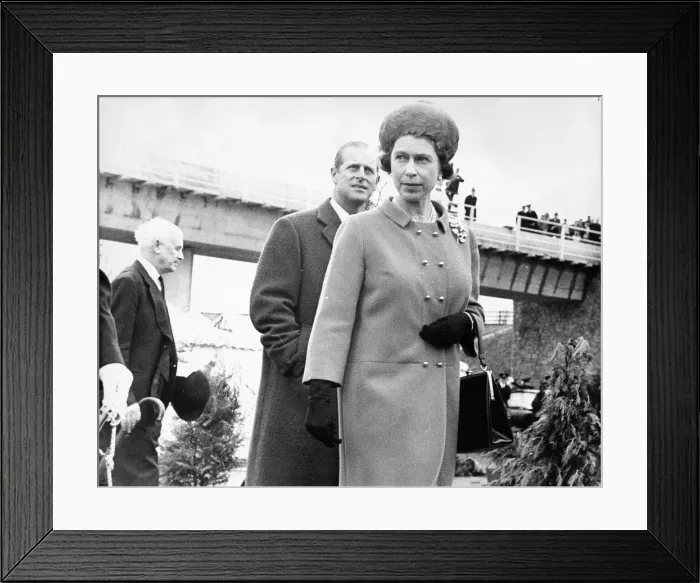 Framed Print : Queen Elizabeth II and Prince Philip officially opens the Tyne Tunnel Framed Print : Queen Elizabeth II and Prince Philip officially opens the Tyne Tunnel