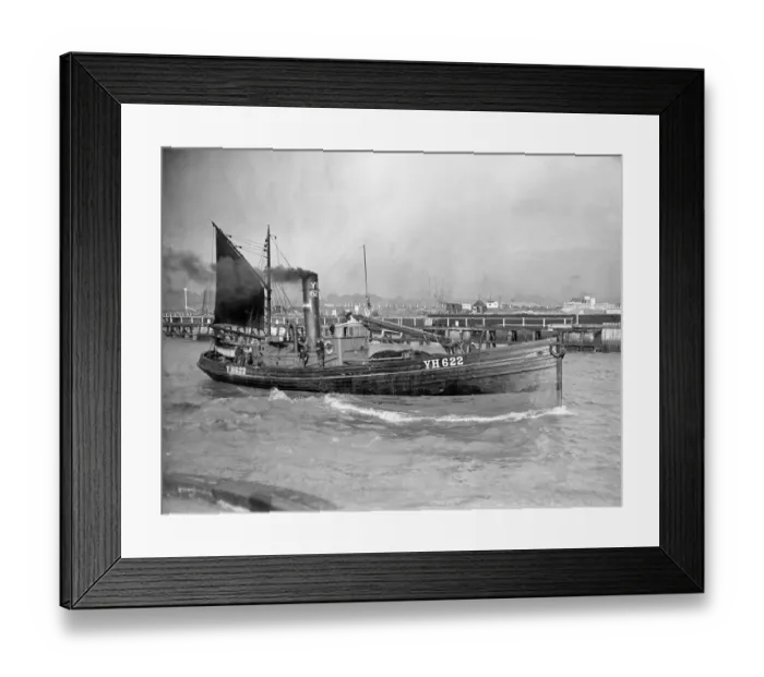 Framed Print : A Yarmouth Herring boat leaves the mouth of the River Yar Norfolk for a fishing trip in