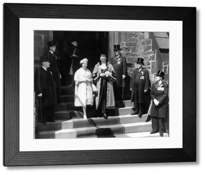 Framed Print : Queen Elizabeth II during a visit to the city of Durham iwth Mayor Ald J W Bell