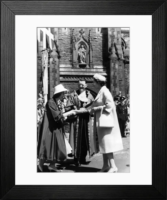 Framed Print : Queen Elizabeth II during a visit to the city of Durham with Mayor Ald J W Bell