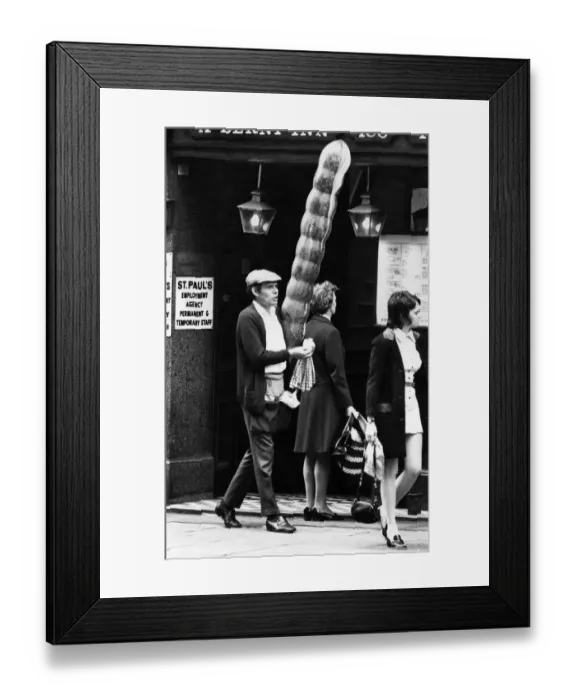 Framed Print : Balloon sellers in Oxford Street, London, September 1970 P004772 Framed Print : Balloon sellers in Oxford Street, London, September 1970 P004772
