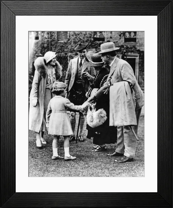 Framed Print : The Duke and Duchess of York with their daughter Elizabeth