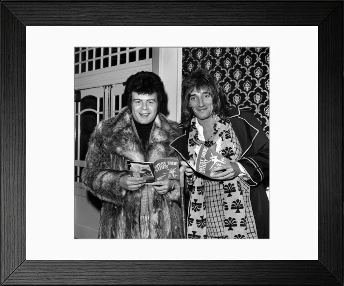 Framed Print : Garry Glitter and Rod Steward at Shaftsbury Theatre. January 1975 75-00036-001