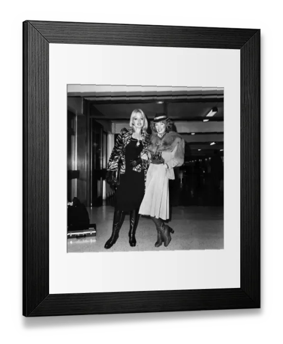 Framed Print : Models Lilian Muller (blonde) and Suze (in hat) leaving Heathrow Airport for Chicago Framed Print : Models Lilian Muller (blonde) and Suze (in hat) leaving Heathrow Airport for Chicago