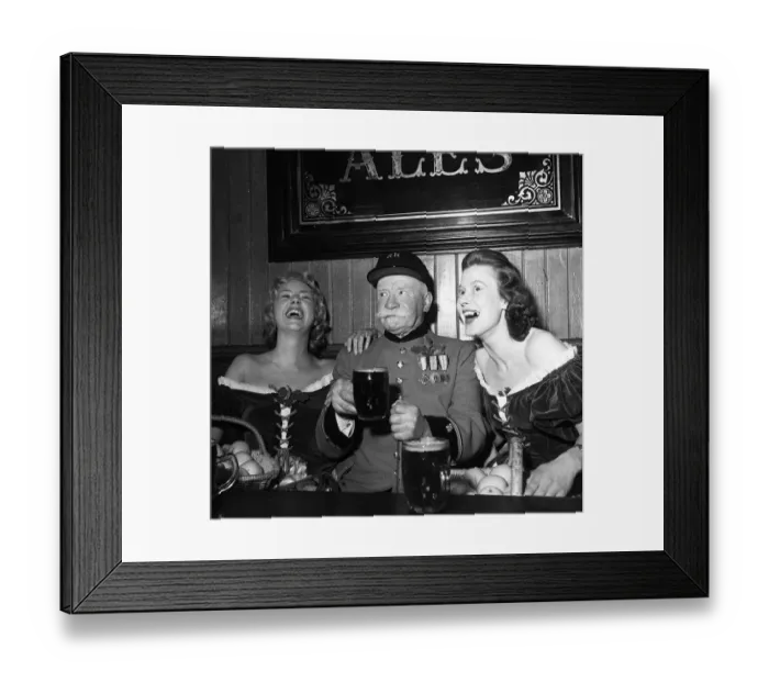 Framed Print : Chelsea Pensioner Dan Gorman with glamour girls Bunny Woods and Sally Malone 1956