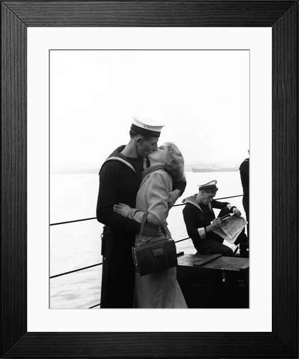 Framed Print : A sailor kisses his girlfriend as the HMS Black Swan returns to England