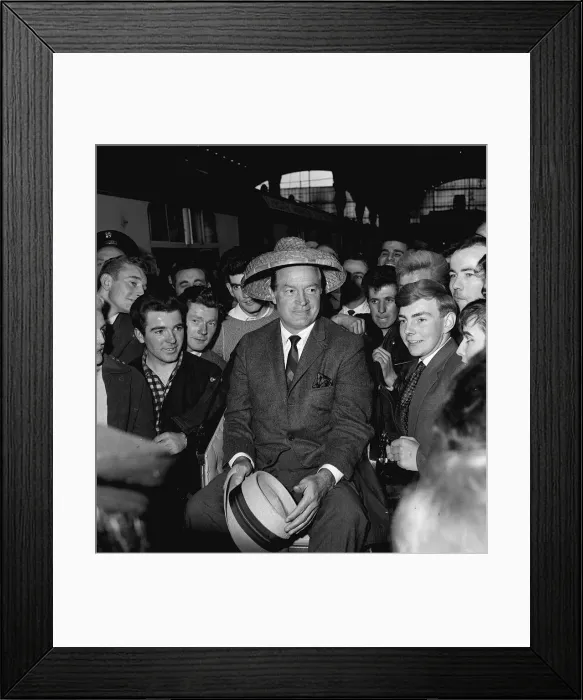 Framed Print : Bob Hope 1961 arrives at Paddington Station Born 29 / 05 / 1903 Framed Print : Bob Hope 1961 arrives at Paddington Station Born 29 / 05 / 1903
