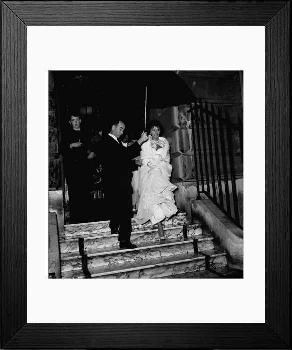 Framed Print : Sophia Loren 1957 at William Holdens flat Framed Print : Sophia Loren 1957 at William Holdens flat