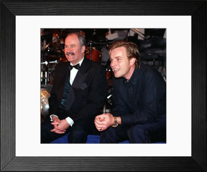 Framed Print : Daily Record Editor Terry Quinn with Ewan McGregor February 1998 Scottish Film Framed Print : Daily Record Editor Terry Quinn with Ewan McGregor February 1998 Scottish Film