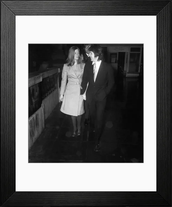 Framed Print : Beatle Paul, McCartney and his fiancee Linda Eastman arrives at a door of the register Framed Print : Beatle Paul, McCartney and his fiancee Linda Eastman arrives at a door of the register