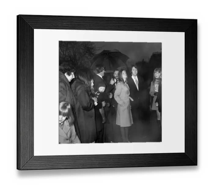 Framed Print : Paul McCartney arrives with 6 year old Heather, daughter of Linda by her previous Framed Print : Paul McCartney arrives with 6 year old Heather, daughter of Linda by her previous