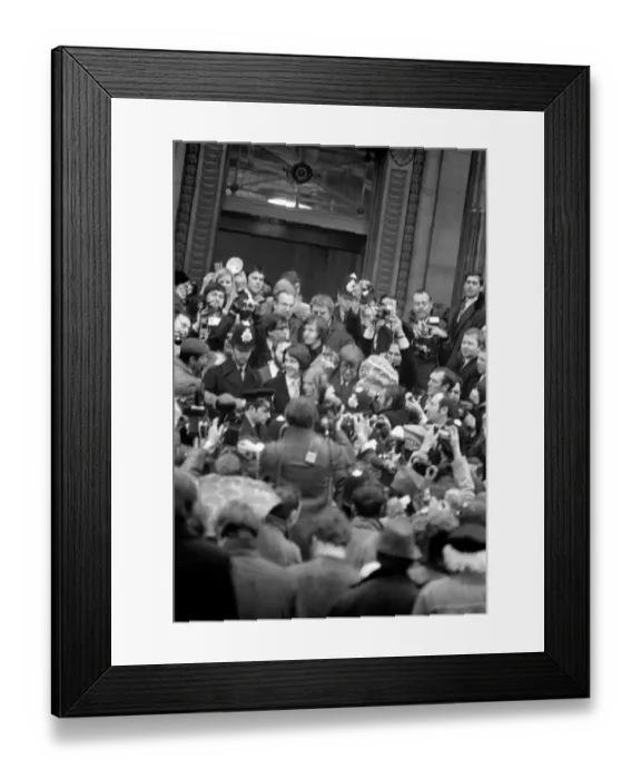 Framed Print : Surrounded by pressmen, police and fans, the bride and groom Framed Print : Surrounded by pressmen, police and fans, the bride and groom
