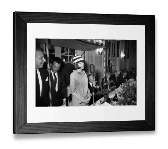 Framed Print : V. C. G. B. Luncheon: Cilla Black receives her award and speaks to the audience Framed Print : V. C. G. B. Luncheon: Cilla Black receives her award and speaks to the audience