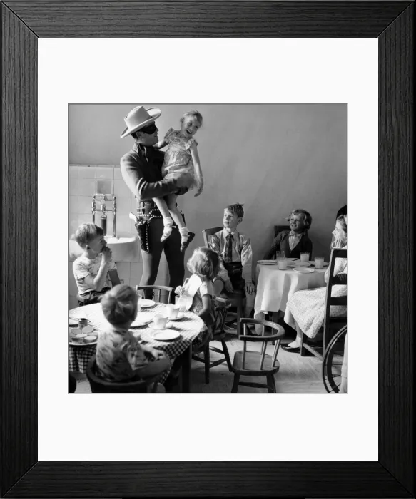 Framed Print : The Lone Ranger with children of the Great Ormond Street Hospital Framed Print : The Lone Ranger with children of the Great Ormond Street Hospital