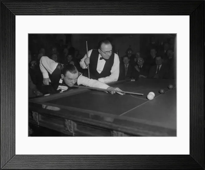 Framed Print : Brothers Joe (striking) and Fred Davis in the last session of the world match contest in