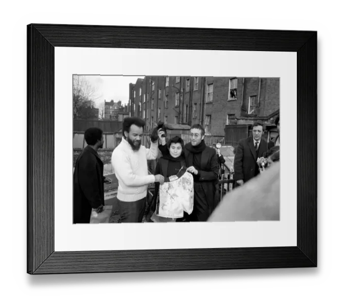 Framed Print : John Lennon and Yoko pictured on the roof of Black House in Holloway Road, with Michael X Framed Print : John Lennon and Yoko pictured on the roof of Black House in Holloway Road, with Michael X