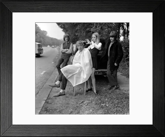 Framed Print : The untamed, Angie trims Lindsay Muirs hair, watched by the drummer Des Mills