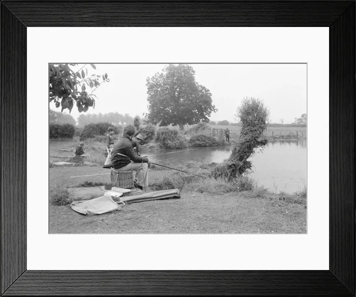 Framed Print : Anglers gathered at Wilfreds Pond near Hose in the Vale of Belvoir