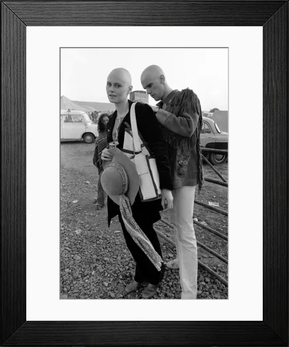 Framed Print : Shaven headed couple at The Isle of Wight Pop Festival. 30th August 1970