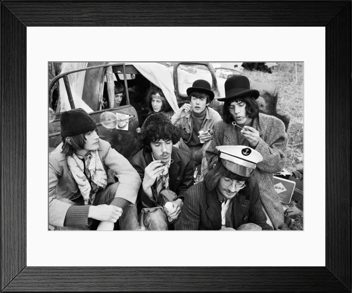 Framed Print : Pop fans blowing bubbles at the Isle of Wight Pop Festival 30th August 1969