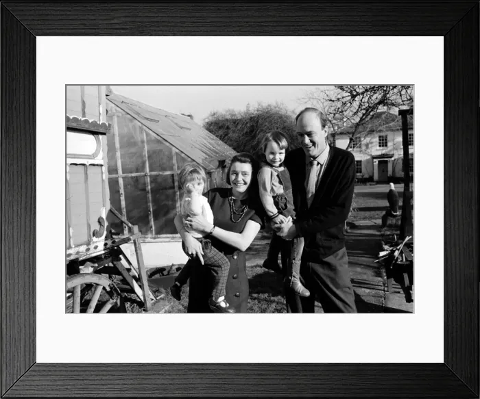 Framed Print : Author Roald Dahl with wife Patricia Neal and children Lucy and Orphelia Framed Print : Author Roald Dahl with wife Patricia Neal and children Lucy and Orphelia