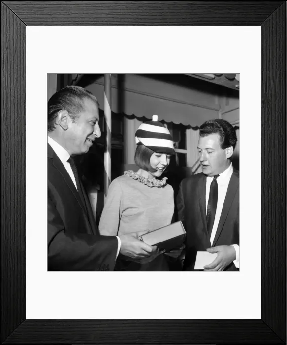 Framed Print : V. C. G. B. Luncheon: L to R. Bernard Delfort, Cilla Black getting her award