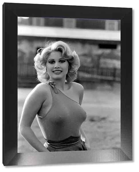 Glamour: Penina Golan. February 1975 75-01030