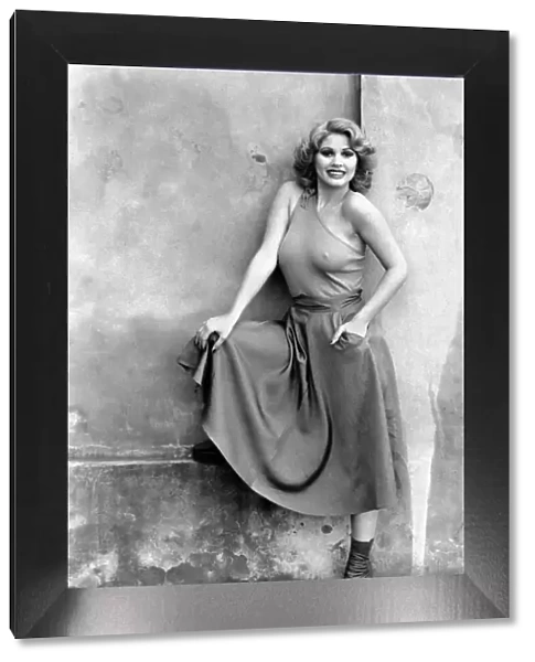 Glamour: Penina Golan. February 1975 75-01030-002