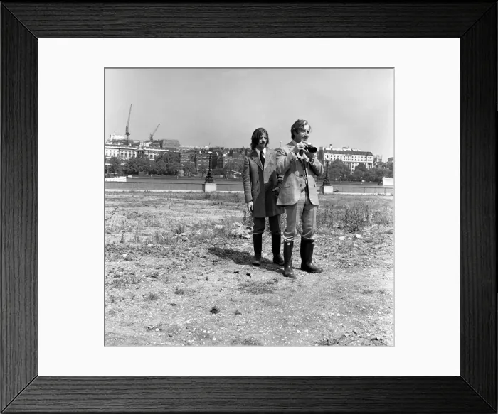 Framed Print : A short break in filming, Peter Sellers and Ringo Starr both competent photographers Framed Print : A short break in filming, Peter Sellers and Ringo Starr both competent photographers