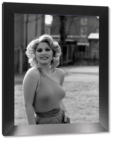 Glamour: Penina Golan. February 1975 75-01030-008