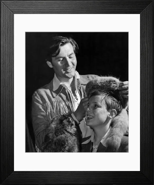 Framed Print : Davy Crockett (Fess Parker) presents a real Davy Crockett hat to 12 years old Joe Chesney Framed Print : Davy Crockett (Fess Parker) presents a real Davy Crockett hat to 12 years old Joe Chesney