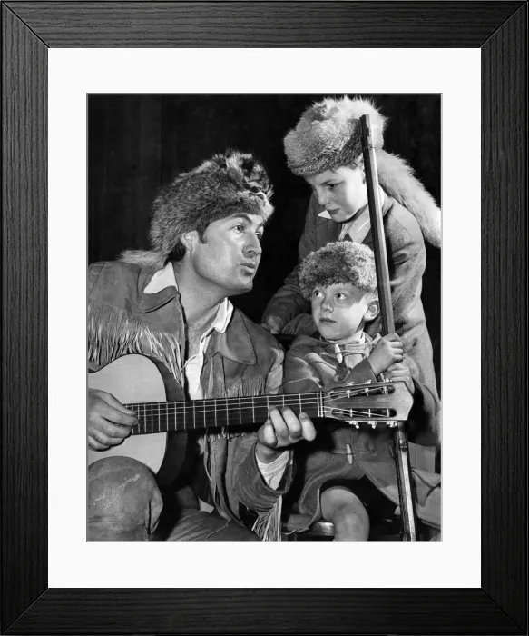 Framed Print : Actor Fess Parker as Davy Crockett. P005305 Framed Print : Actor Fess Parker as Davy Crockett. P005305