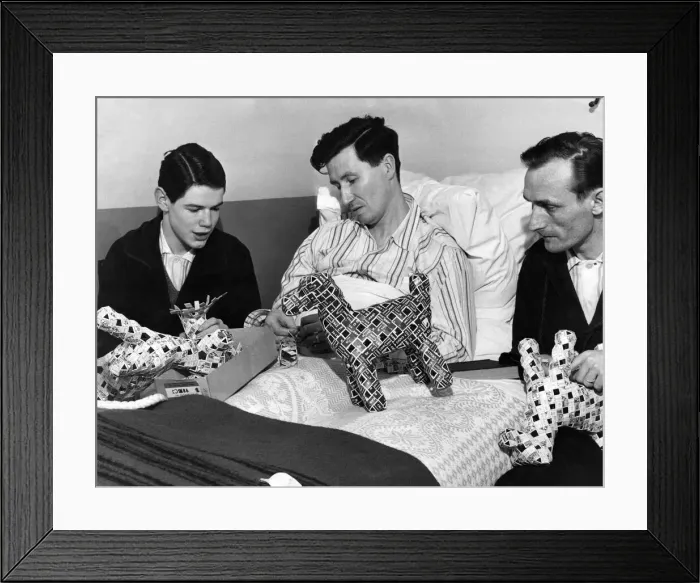Framed Print : Mr. Scucnell a patient in Harts Hospital, Woodford. shows fellow patients how to make