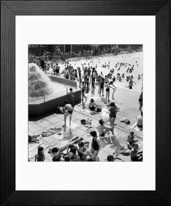 Framed Print : Whitsun bank holiday crowds flock to the Brockwell Lido Framed Print : Whitsun bank holiday crowds flock to the Brockwell Lido