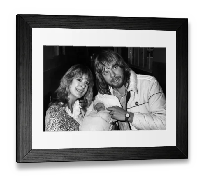 Framed Print : This is the moment that pop star Rick Wakeman and former Page Three pin up Nina Carter Framed Print : This is the moment that pop star Rick Wakeman and former Page Three pin up Nina Carter