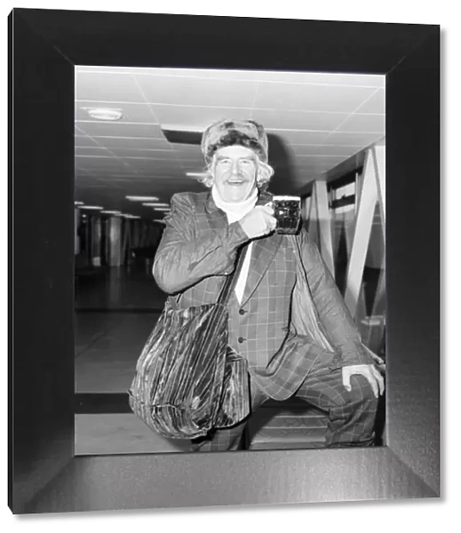 Actor Will Geer. Will Geer (72) at Heathrow Airport today. February 1975 75-00819