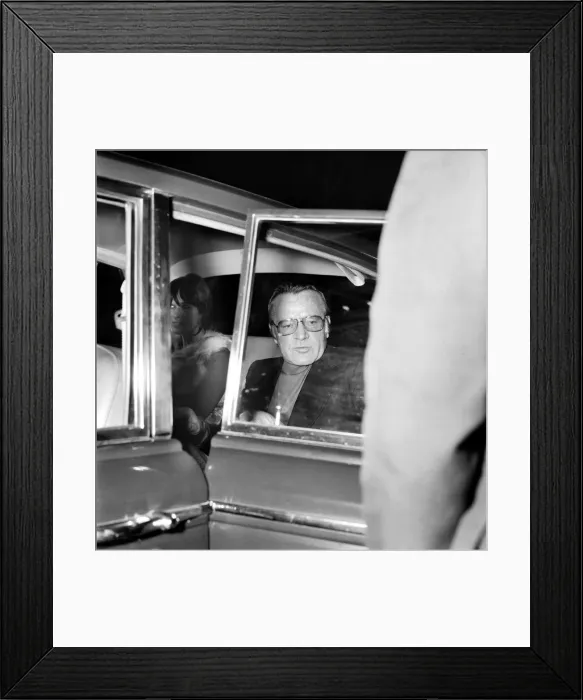 Framed Print : Richard Burton at Dorchester Hotel. February 1975 75-00873-002 Framed Print : Richard Burton at Dorchester Hotel. February 1975 75-00873-002