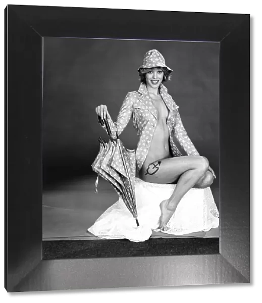 Model: Nicki Howarth. February 1975 75-00717-005